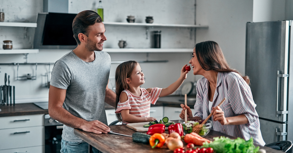 Familia conviviendo y preparando comida en la cocina