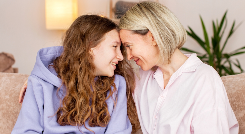 Madre convive con hija adolescente en sofá