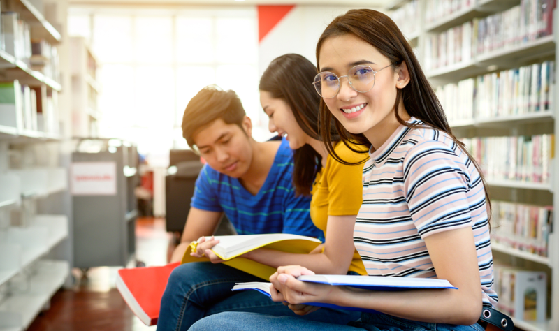 Estudiantes de secundaria estudian en biblioteca escolar