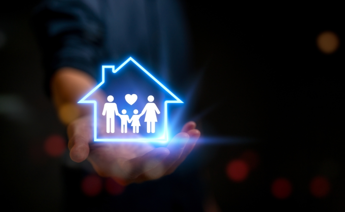 Hombre sostiene símbolo digital de hogar y familia