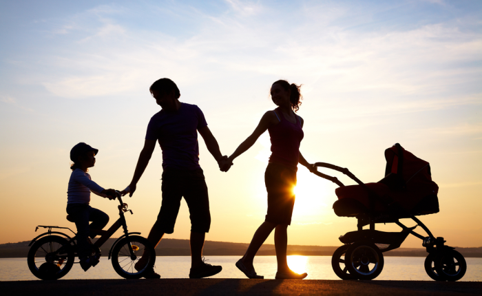 Padres e hijos pasean, ejemplo de buena crianza