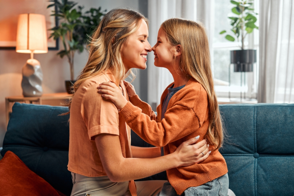 Mamá e hija hablando de emociones comparten momento