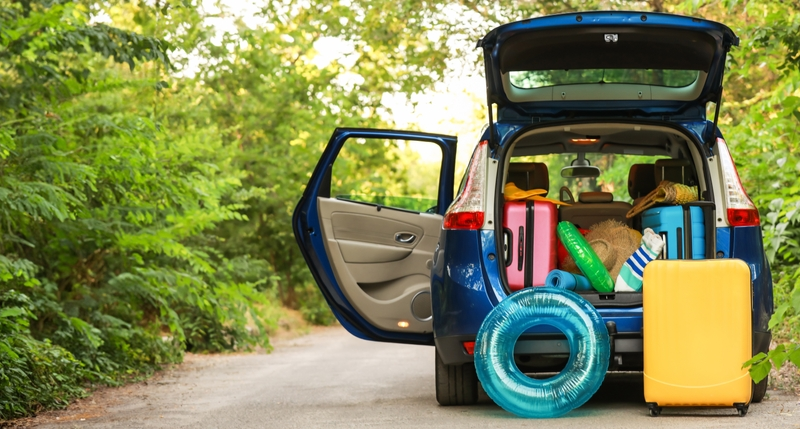Camioneta familiar con maletas y objetos de esparcimiento