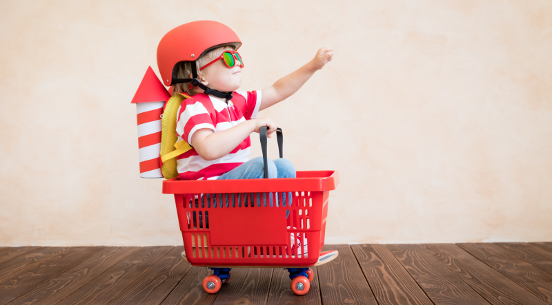Niño manejando un carro de juguete